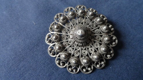 Zilveren speld (boerenknop achtig)– is broche geweest – (zie foto’s)
