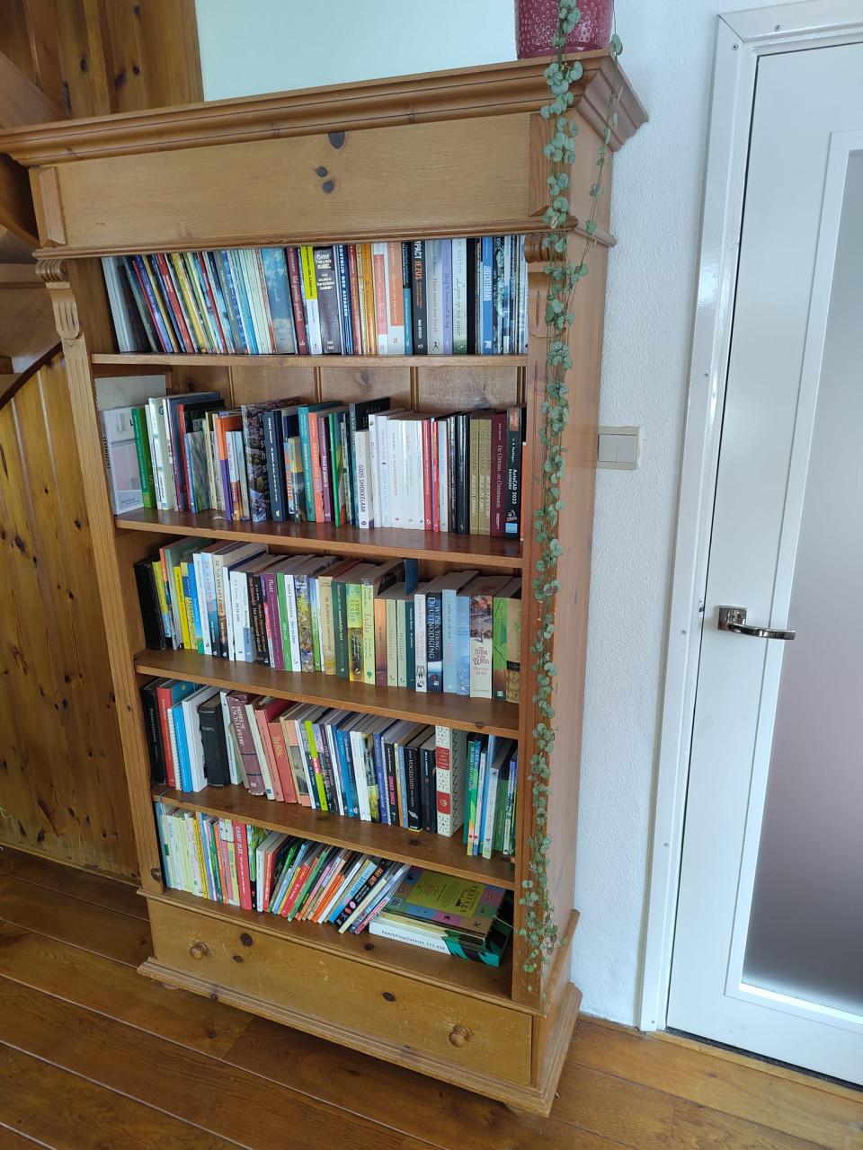 Geloogd grenen boekenkast met lade