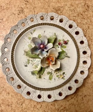 Sier bord met opgewerkte bloemen