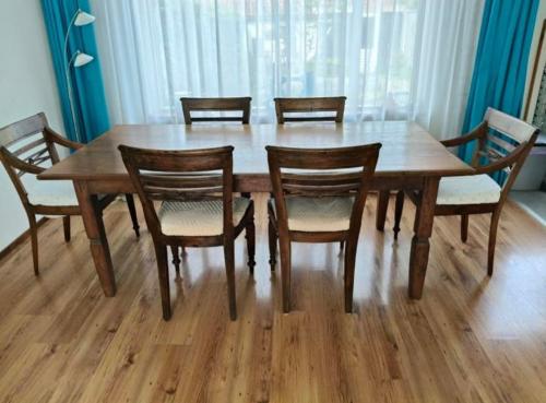 Houten eettafel met 6 stoelen
