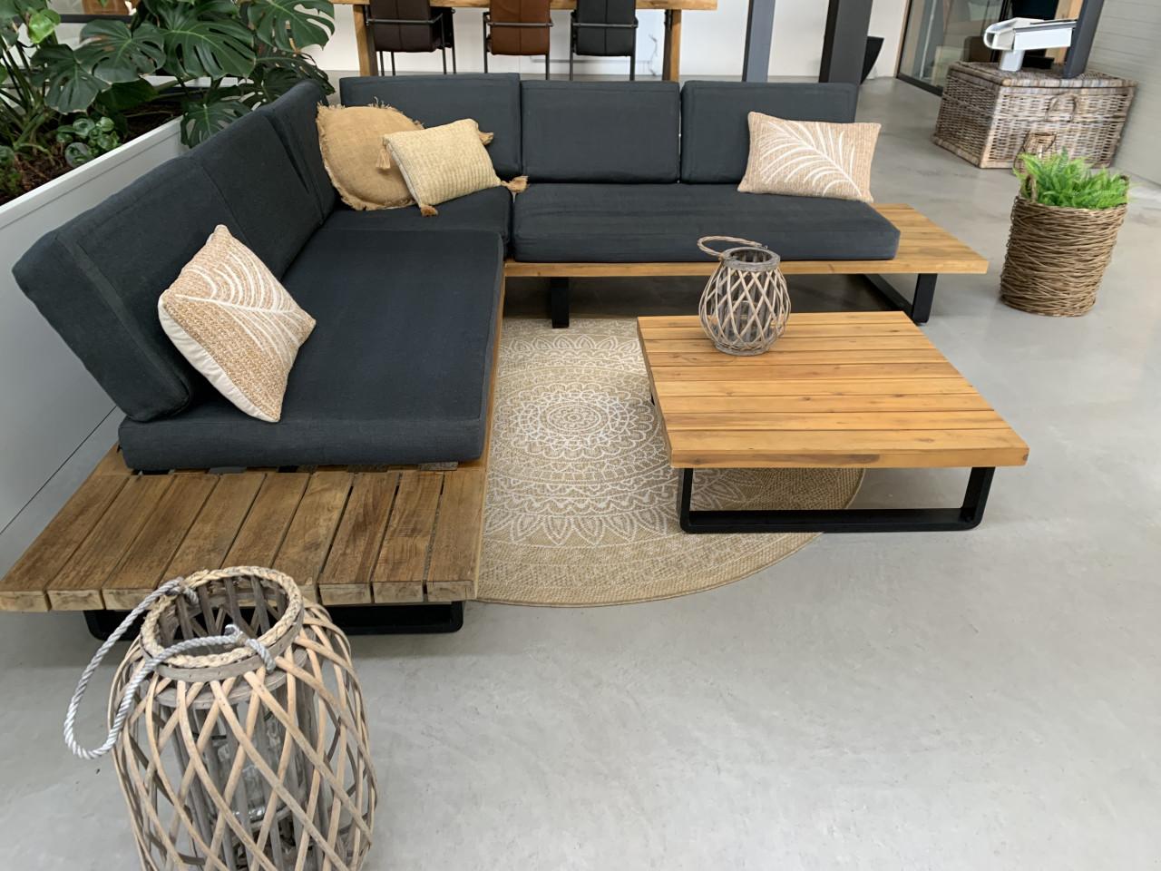 Zwart aluminium loungeset met houten elementen kussens en tafel.
