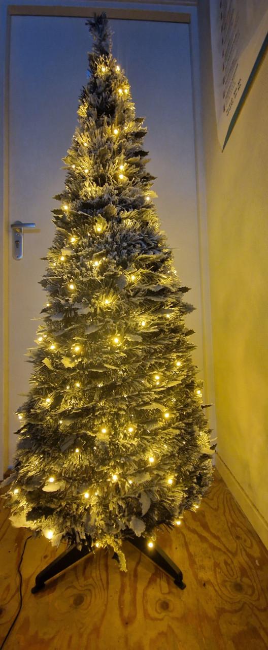 Kerstboom met sneeuw 150cm hoog staat in 1 minuut