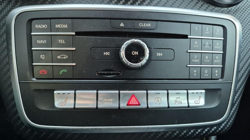 Mercedes-Benz A-Klasse 180 bus. sol. amg*led*navi*stoelvrw*18 inch*leder*zw