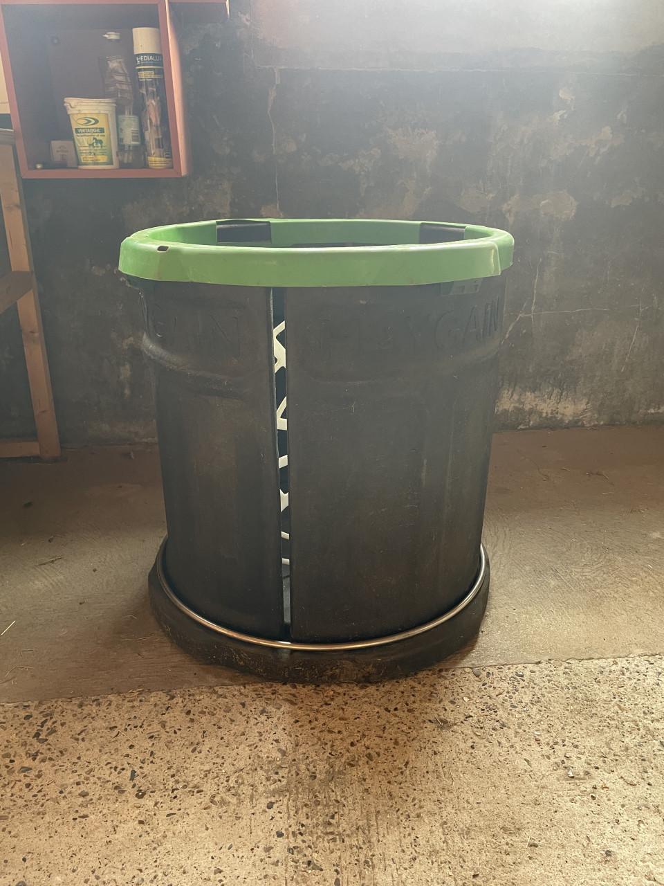 Hay gain slow feeder paard