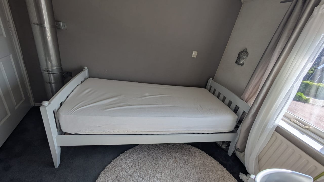 Houten eenpersoonsbed + matras