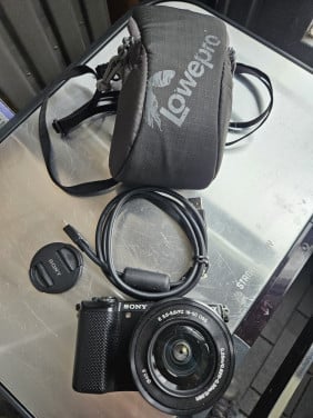 Werkende Sony A5000 camera incl opbergtas en lens...