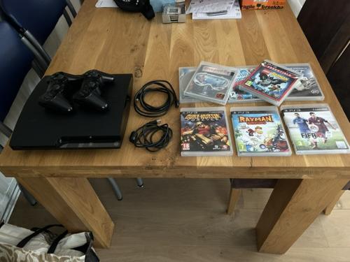 PlayStation 3 met twee controllers en diverse spellen