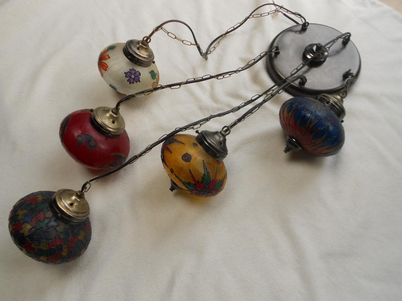 Vintage hanglamp met vijf glazen gekleurde bollen.