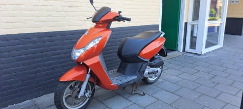 Scooter, peugeot kisbee (50cc geel kenteken)