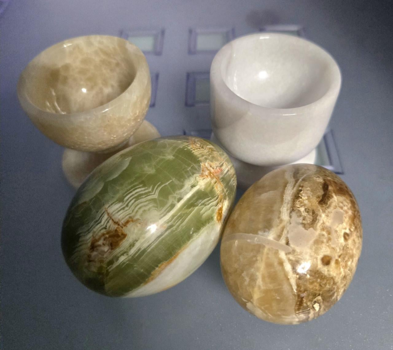 2 gepolijste stenen eieren ( onyx marmer) met eierdopjes