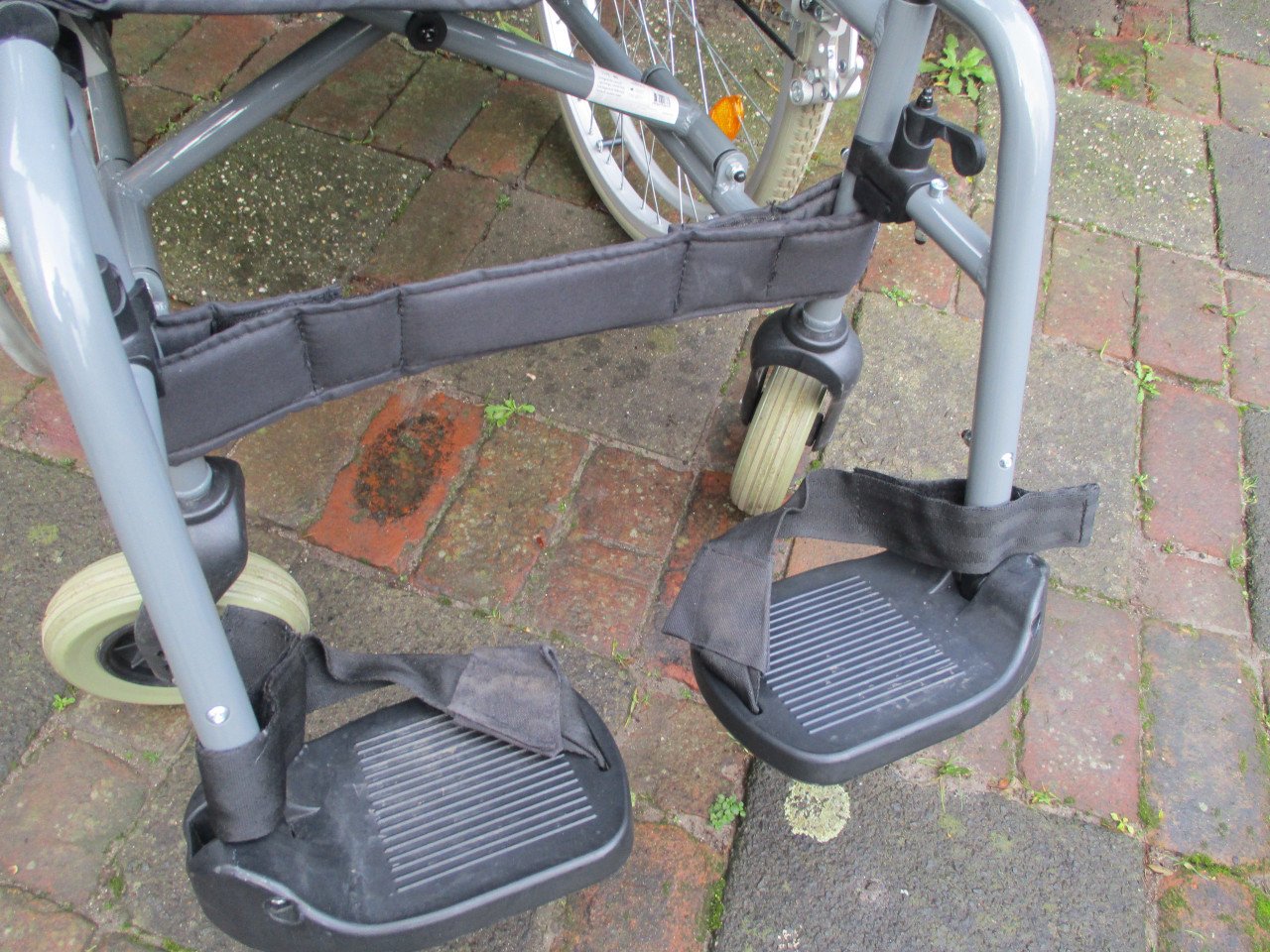 Zeer handige Rolstoel met hand en parkeerrem & neerklapbare duwhangrepen