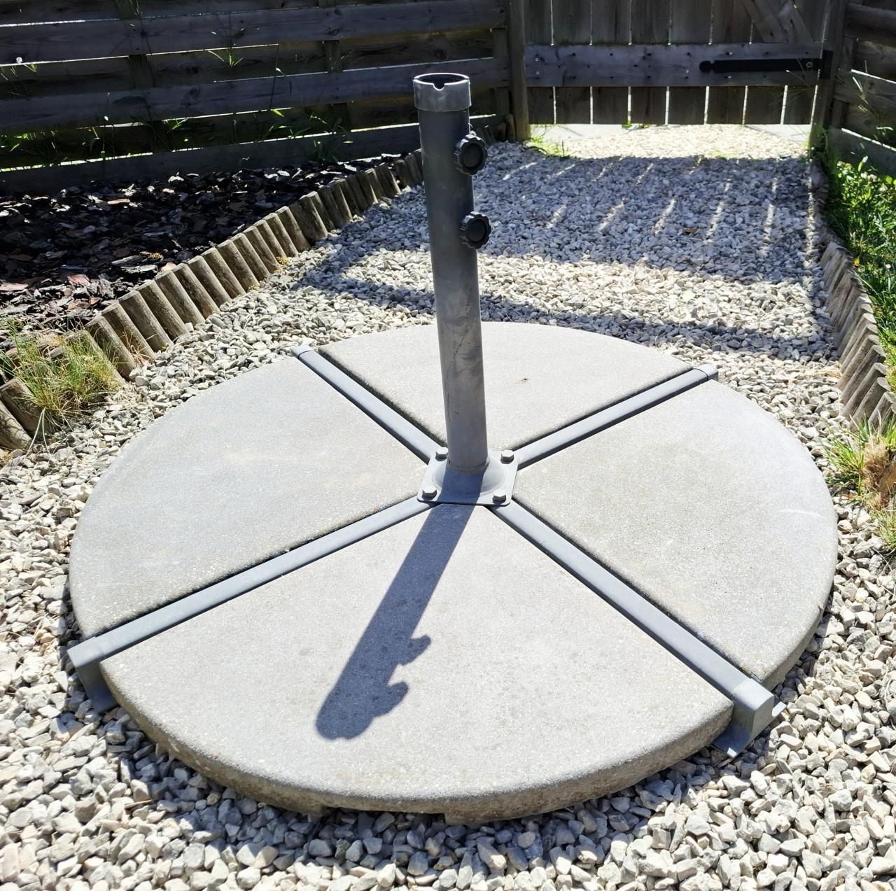 Zweefparasol met bijbehorende voet, tegels en hoes