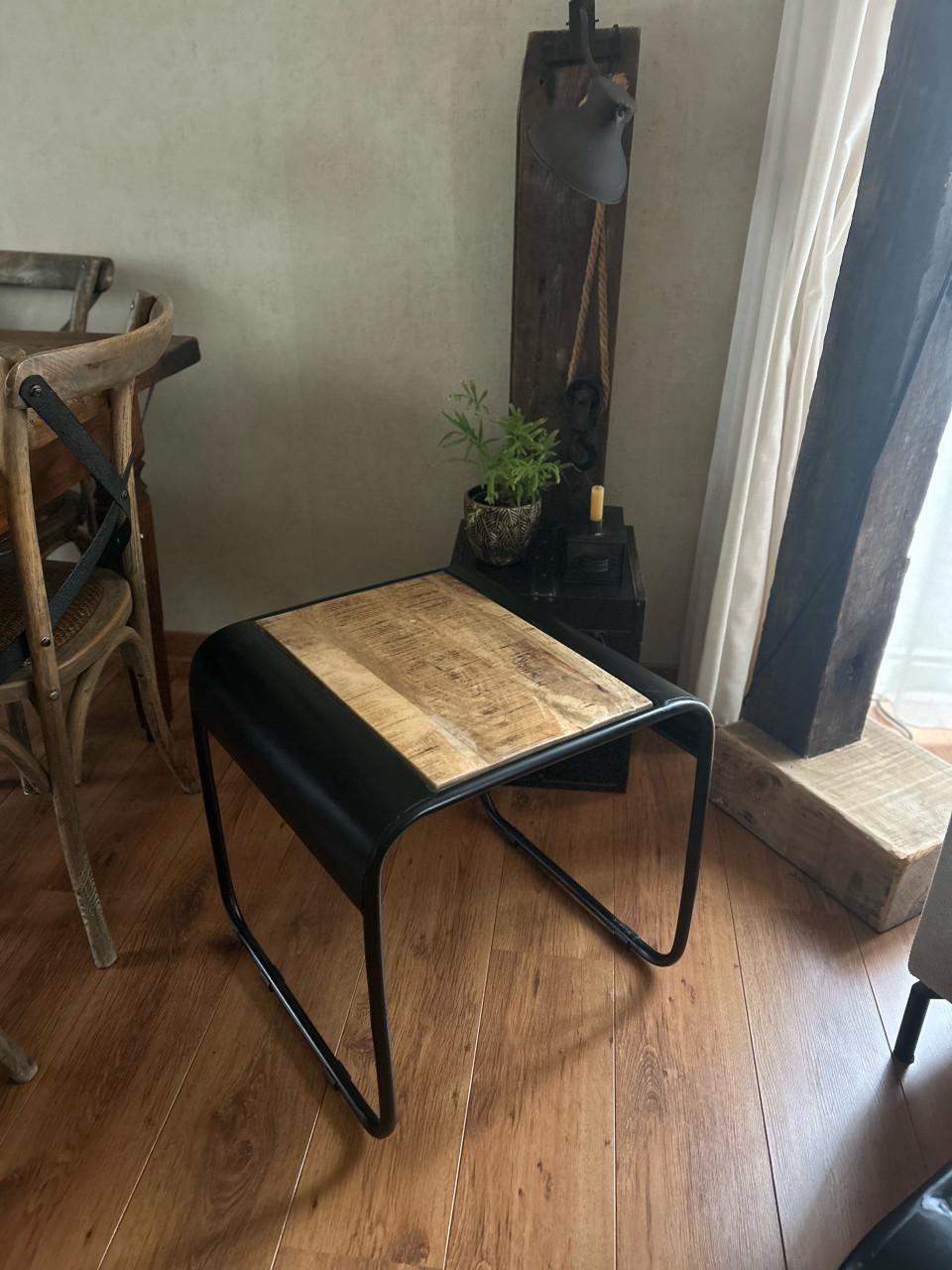 Industriële bijzettafels mangohout & metaal set van 2 (50×50×50 cm)z.g.a.n.