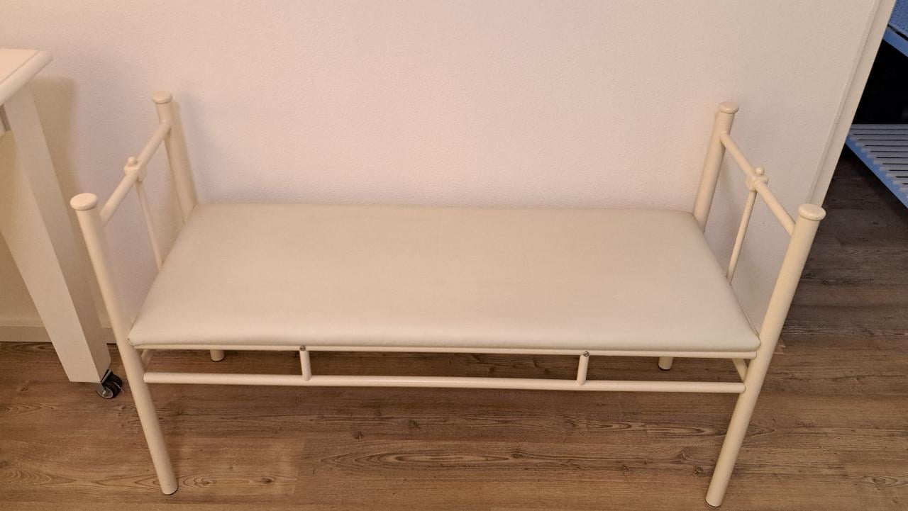 Mooie zitbank crème kunstleder/metalen frame