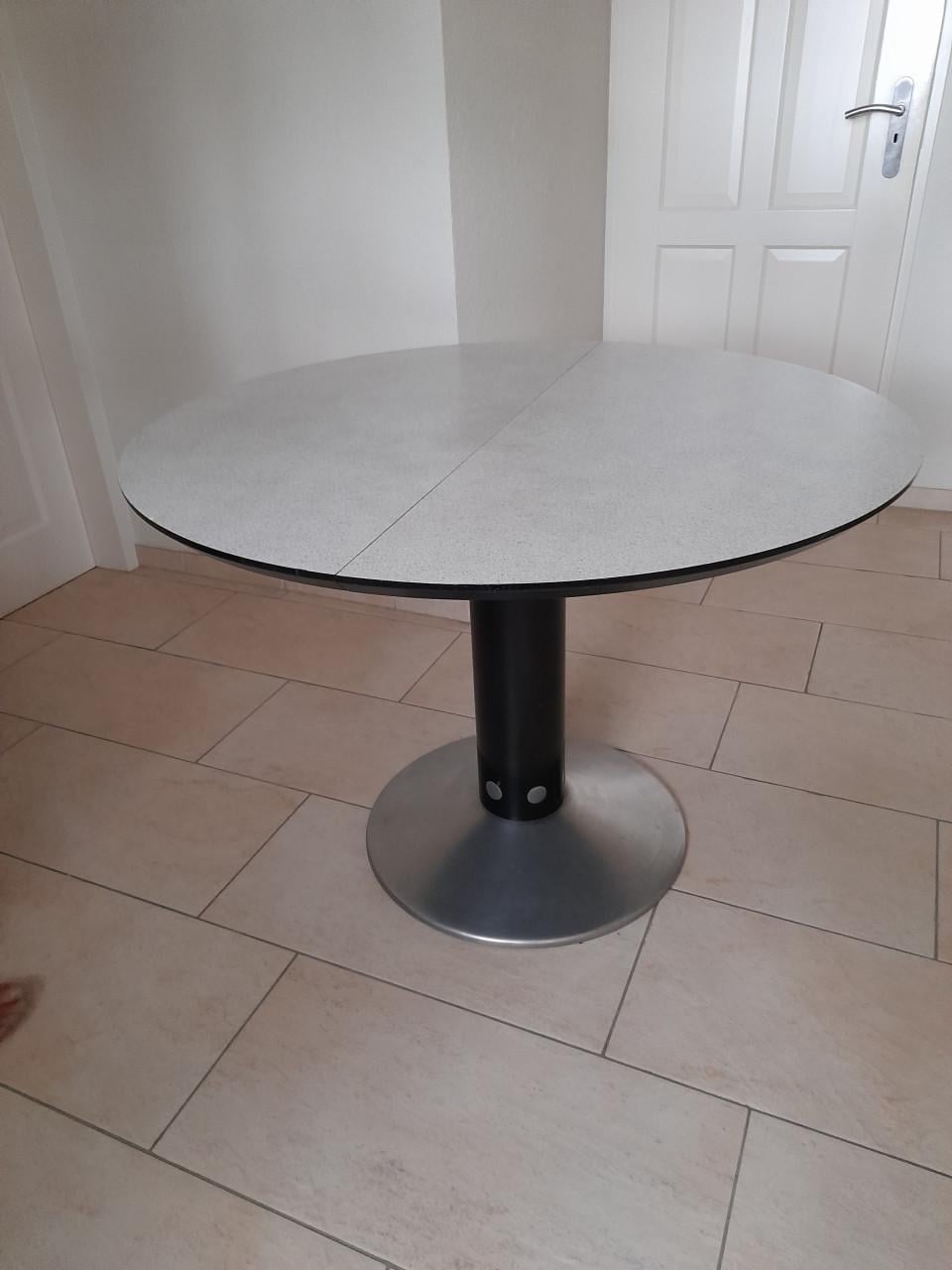 Stevige Tafel (uittrekbaar) in goede staat !   (105 rond)