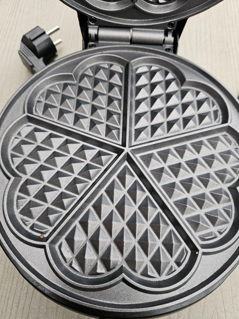 Nog nieuw koperkleurig Wafelijzer voor 5 hartvormige wafels...