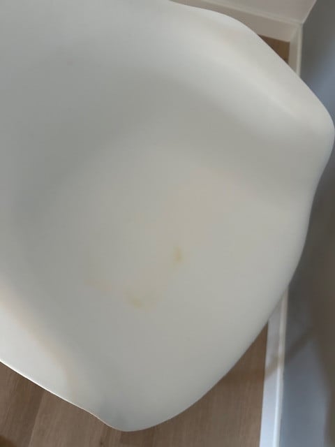 2 witte kuipstoeltjes
