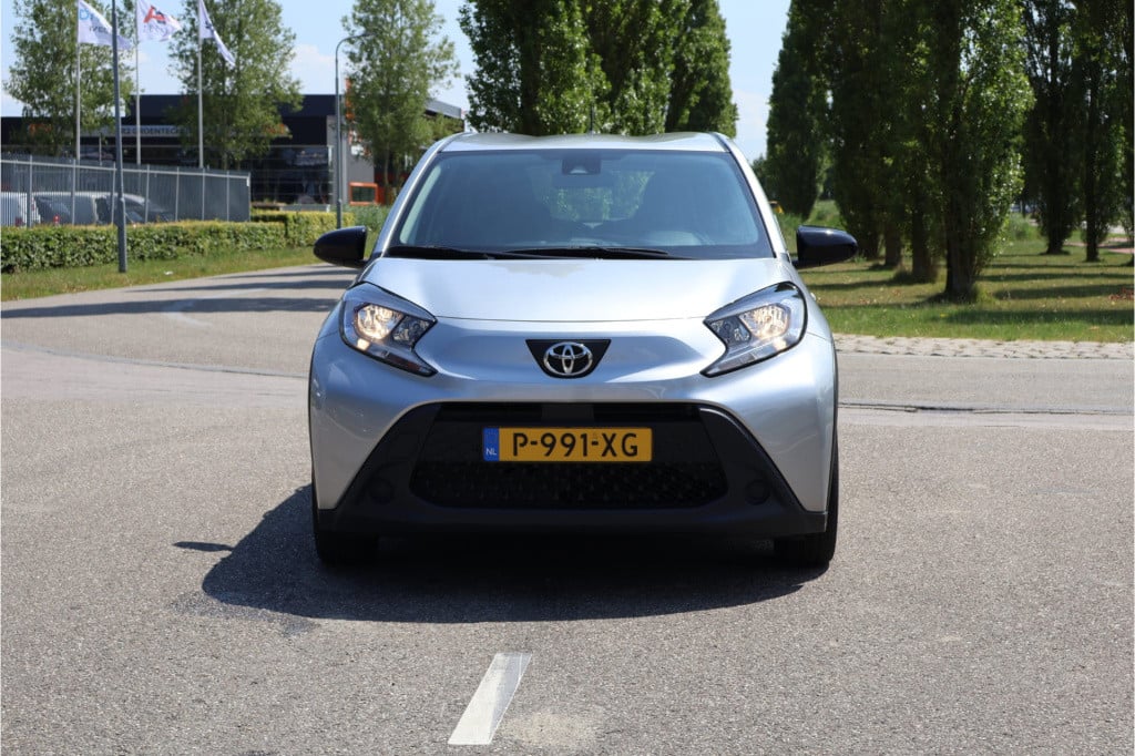 Toyota Aygo x 1.0 vvt-i mt play i achteruitrij camera i acc i airco i apple