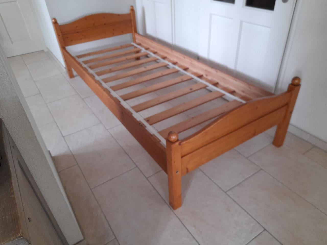 Massief houten bed 90 x 220 (in goede staat)