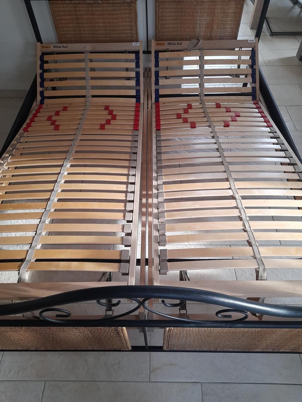 2 Persoons bed 160 x 200 met verstelbare lattenbodems (in goede staat )