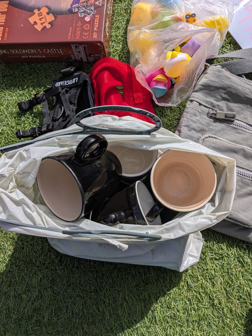 Gratis afhalen: 3 tassen met rommelmarktspullen