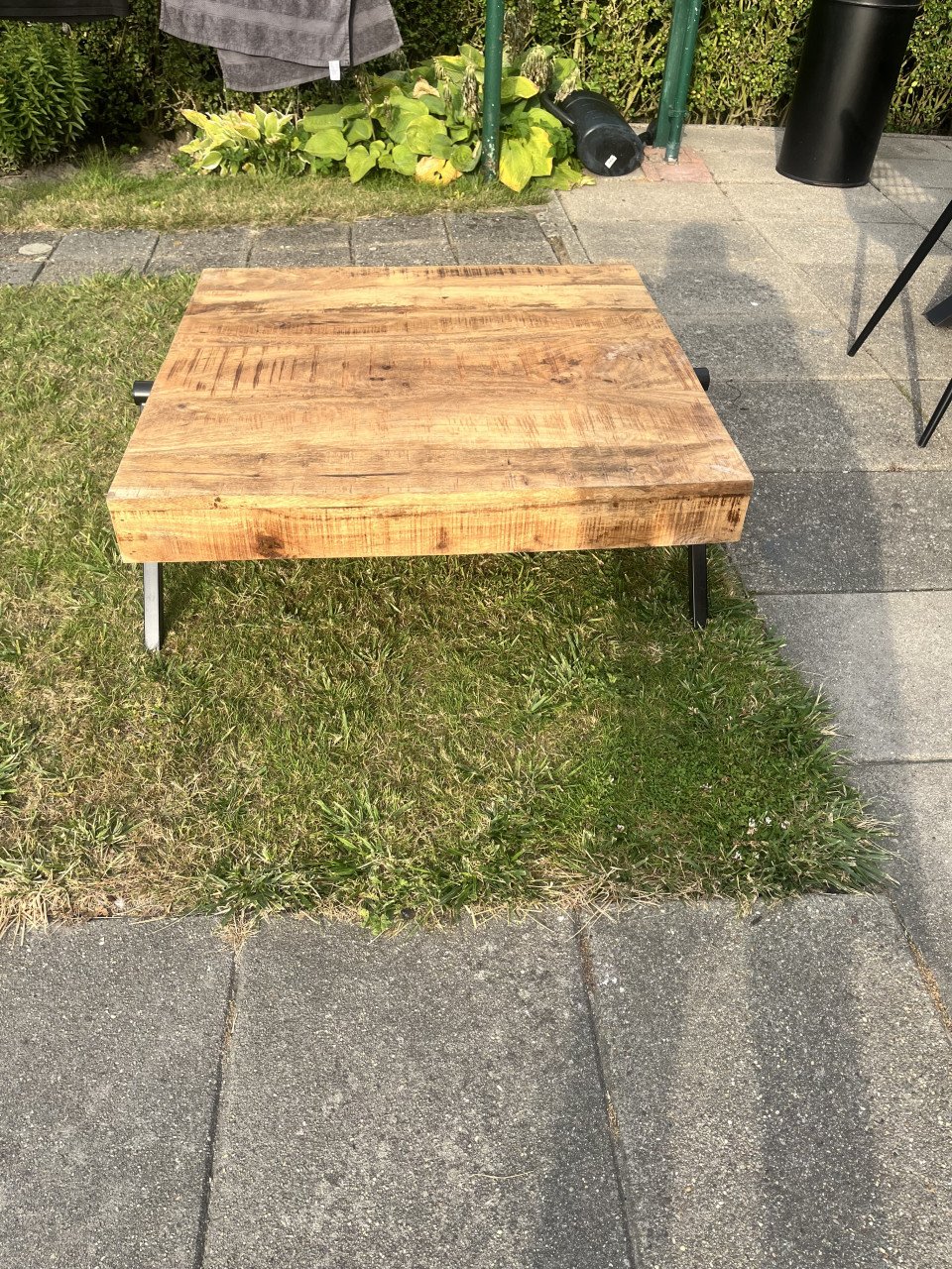 Salontafel met stalen poten