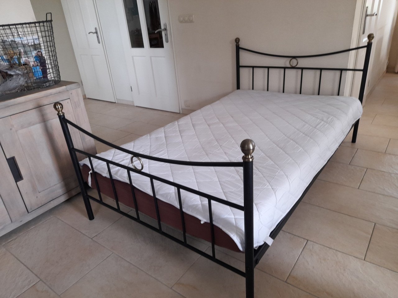 Metalen bed 120 x 200 met matras en beschermer( in goede staat )