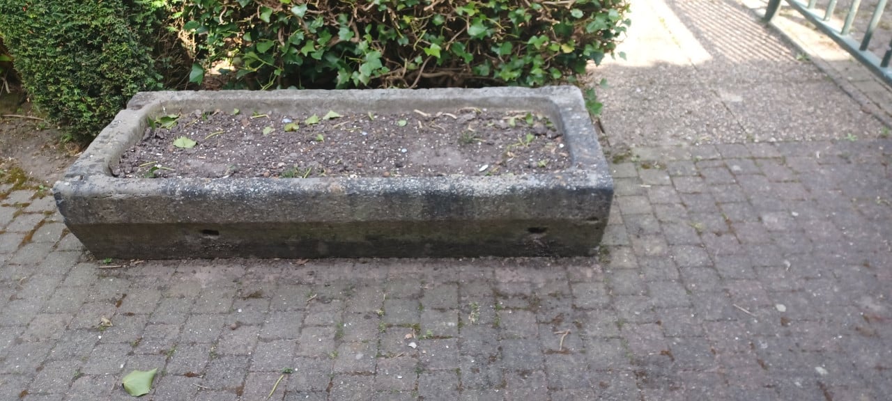 Stenen bakken,  oude voerbakken