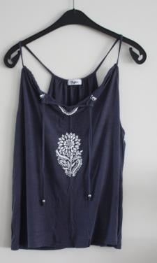Grijs blauwe top met witte print maat 40-42