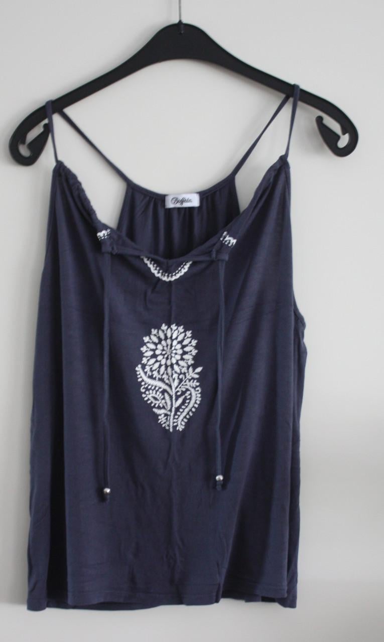 Grijs blauwe top met witte print maat 40-42