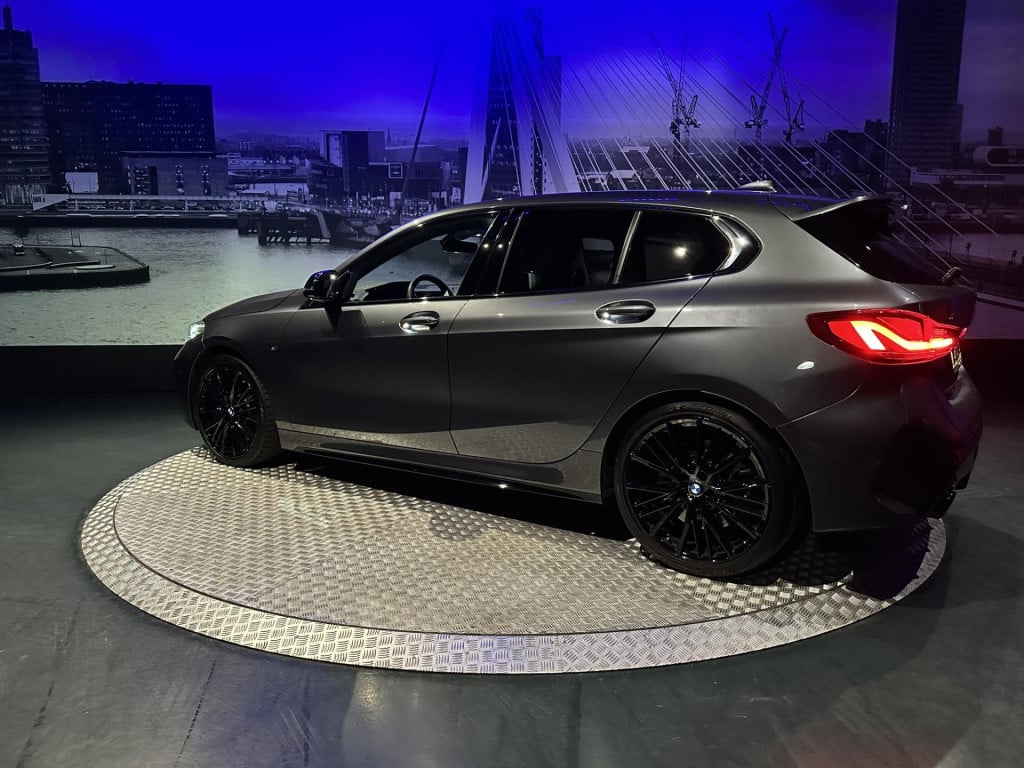 BMW 1 Serie m135i xdrive high executive *keyless*19inch*comfortpackproff*