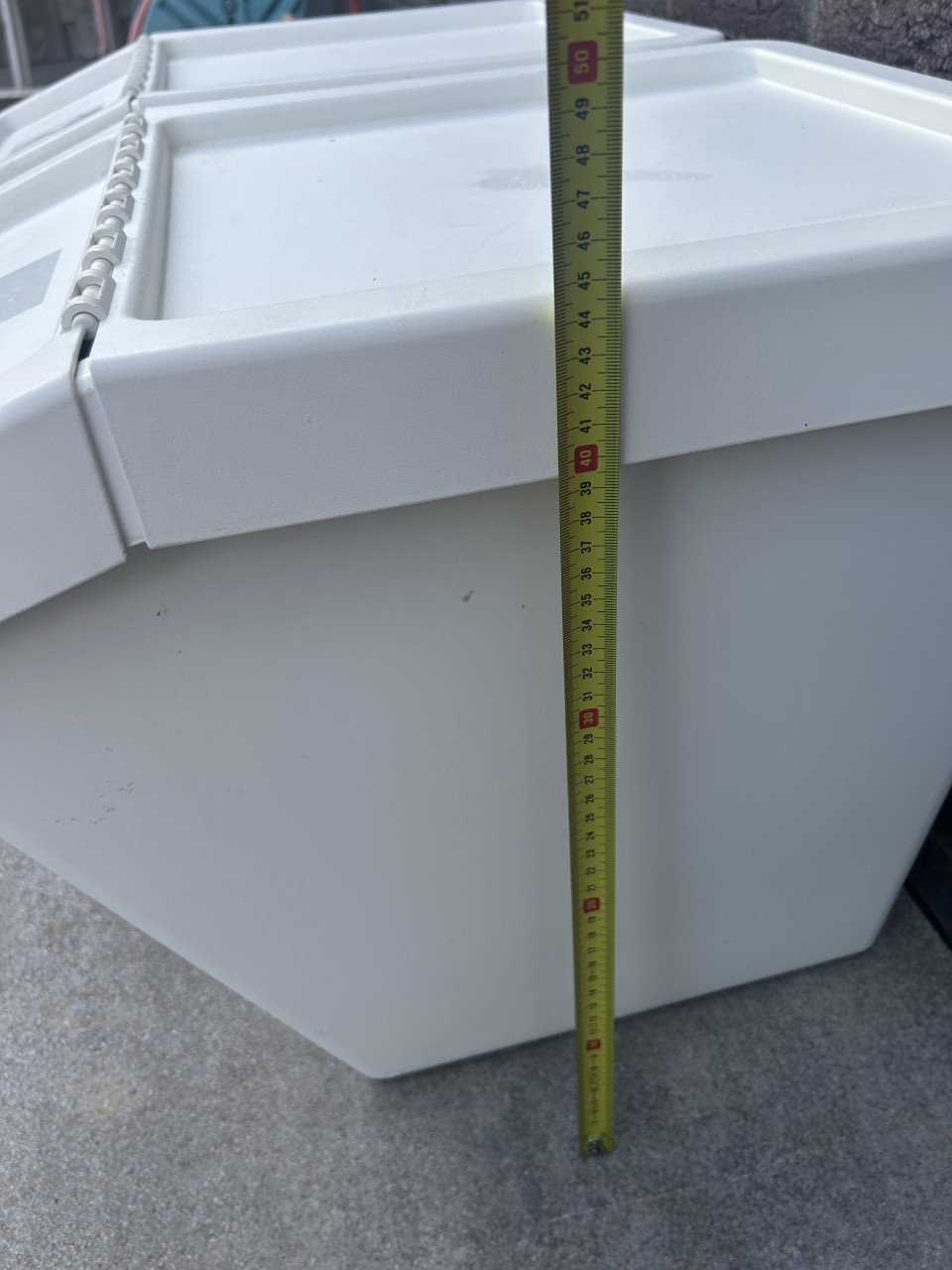 2 witte opbergbakken