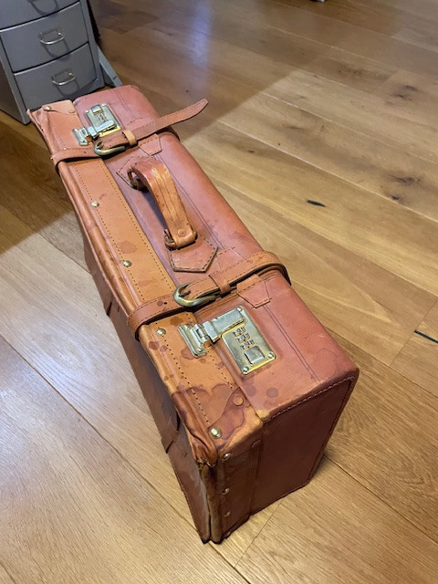 Oldtimer koffer (leder) voor achterop.