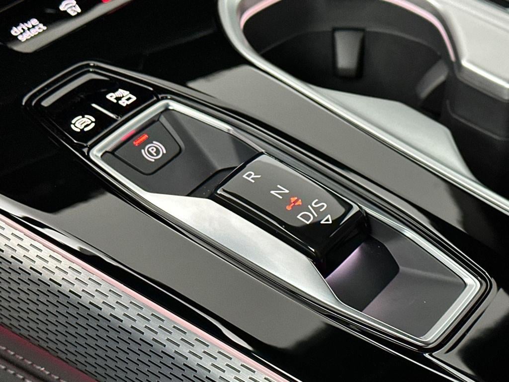 Audi A6 avant s edition competition e-hybrid 270 kw / 367 pk ava