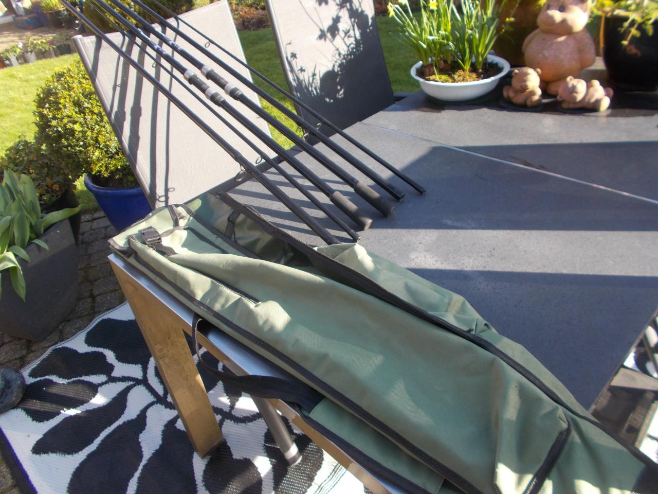 2 karperhengels  met hengelfoudraal voor opgetuigde hengels