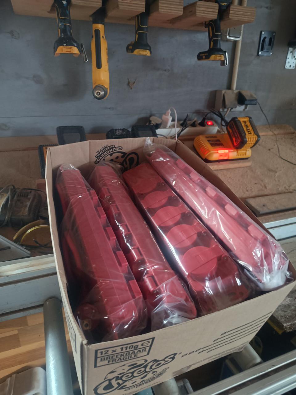 Rode Stekkerdoos met 5 Stopcontacten (doos 10 stuks)