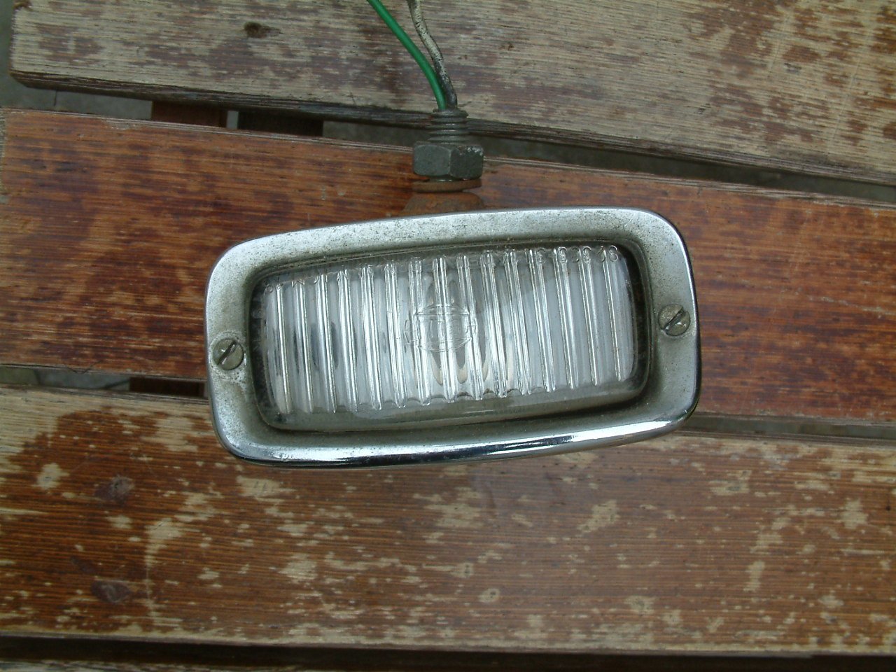 2 oudere lampen voor auto -motor  bumper of grill  1 hella