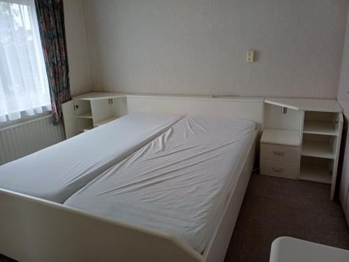 2 persoonsbed met nachtkastjes en achterwand en verlichting