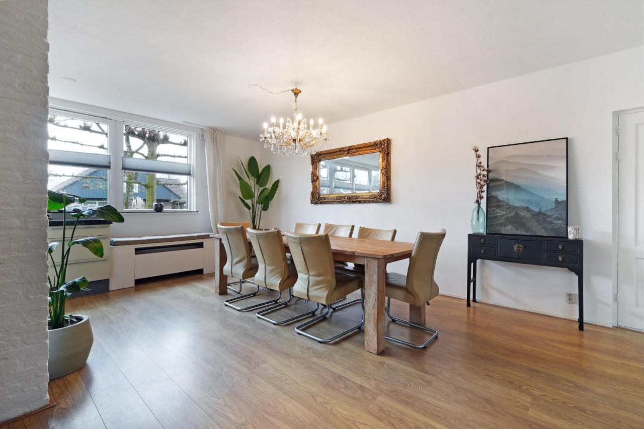Robuuste houten eettafel met stoelen!
