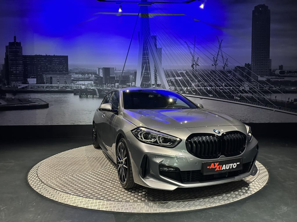 BMW 1 Serie 118i high executive *m-pack*pano*harmankardon*m-technic stoelen
