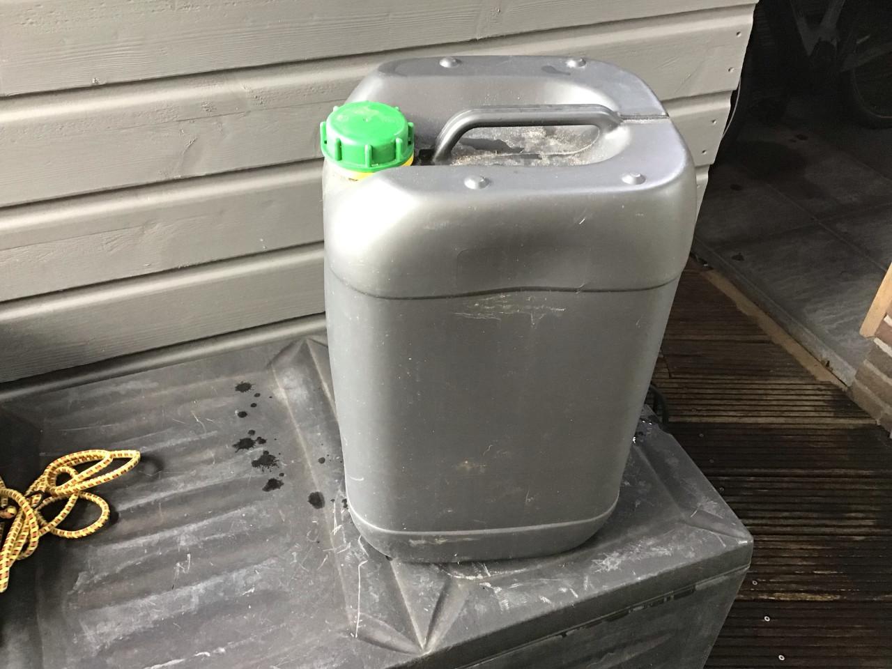 3 jerrycan voor brandstof van 25 ltr