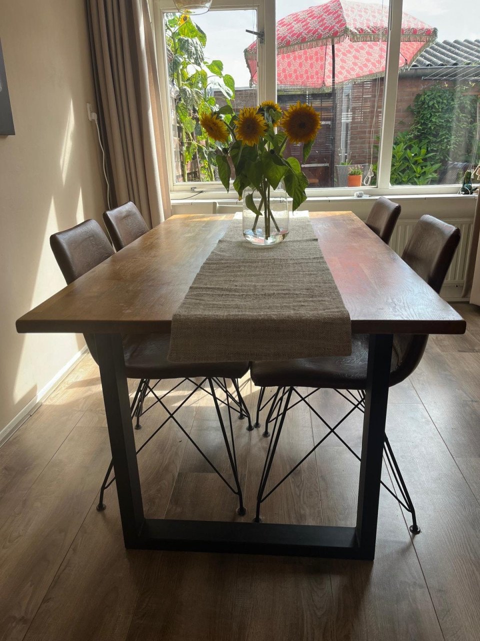 Houten eettafel met zwarte stalen poten