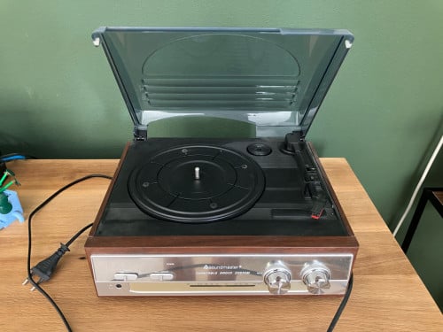 Platenspeler met radiofunctie z.g.a.n.