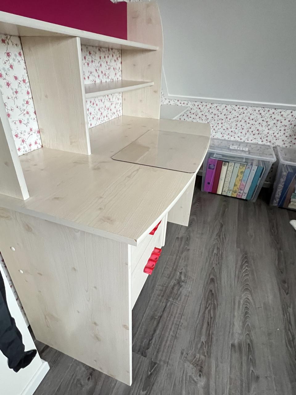 Kinder Bureau + stoel + kast