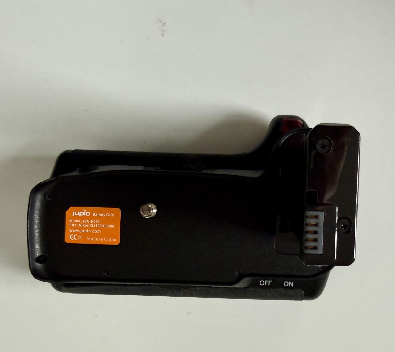 De Nikon D3100 body met Jupio batterijgrip