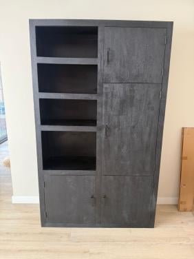 Zwarte houten kast