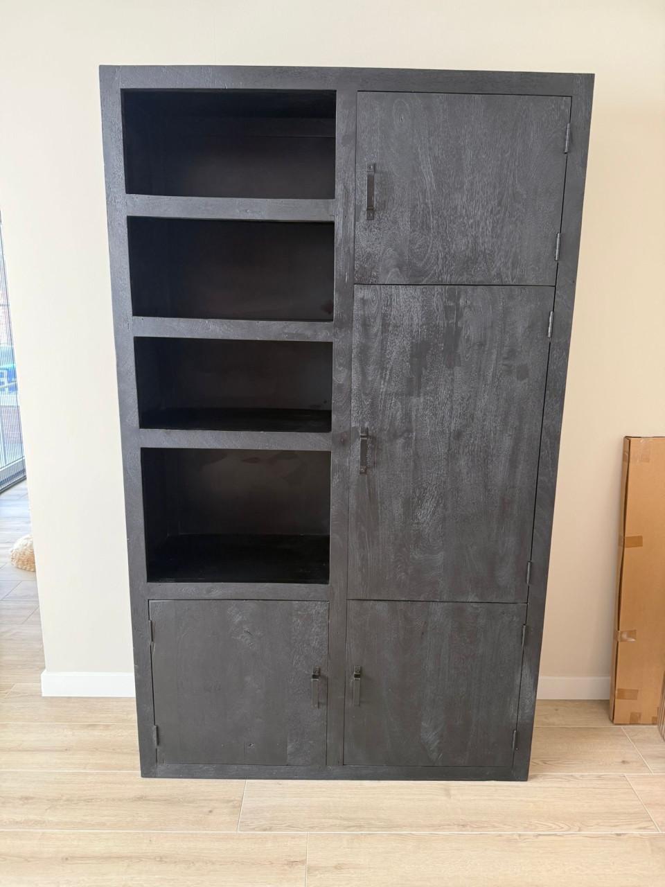 Zwarte houten kast