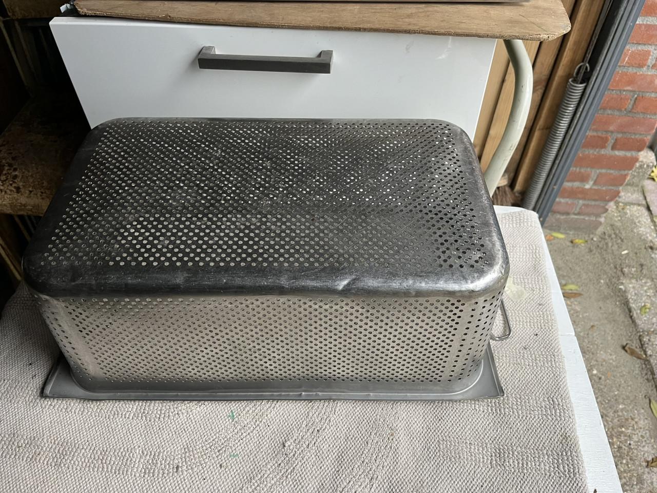 Gastronorm 1/1 bak RVS geperforeerd met bak en steekdeksel