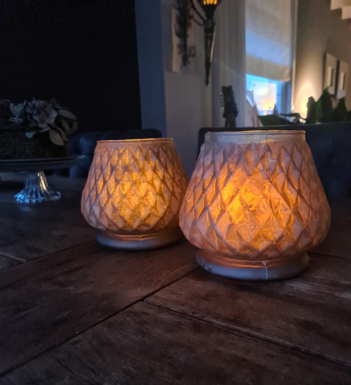 2 sfeervolle oude , antieke glazen kandelaars of bloemen vaasjes