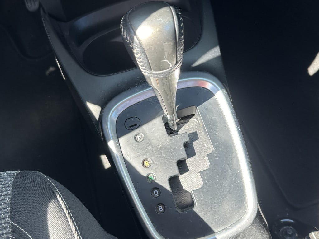Toyota Yaris 1.5 hybrid lease i camera i automaat i airco l navigatie i zee